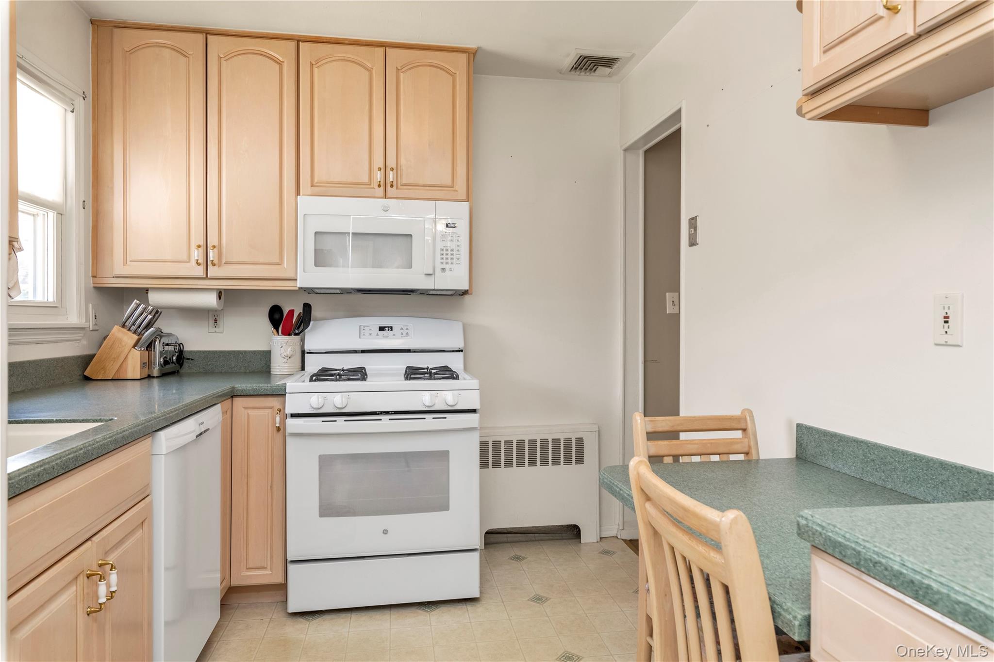 8 East Gate, Plainview, NY 11803