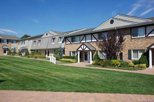 125 Moonlight Walk # 125, Holbrook, NY 11741