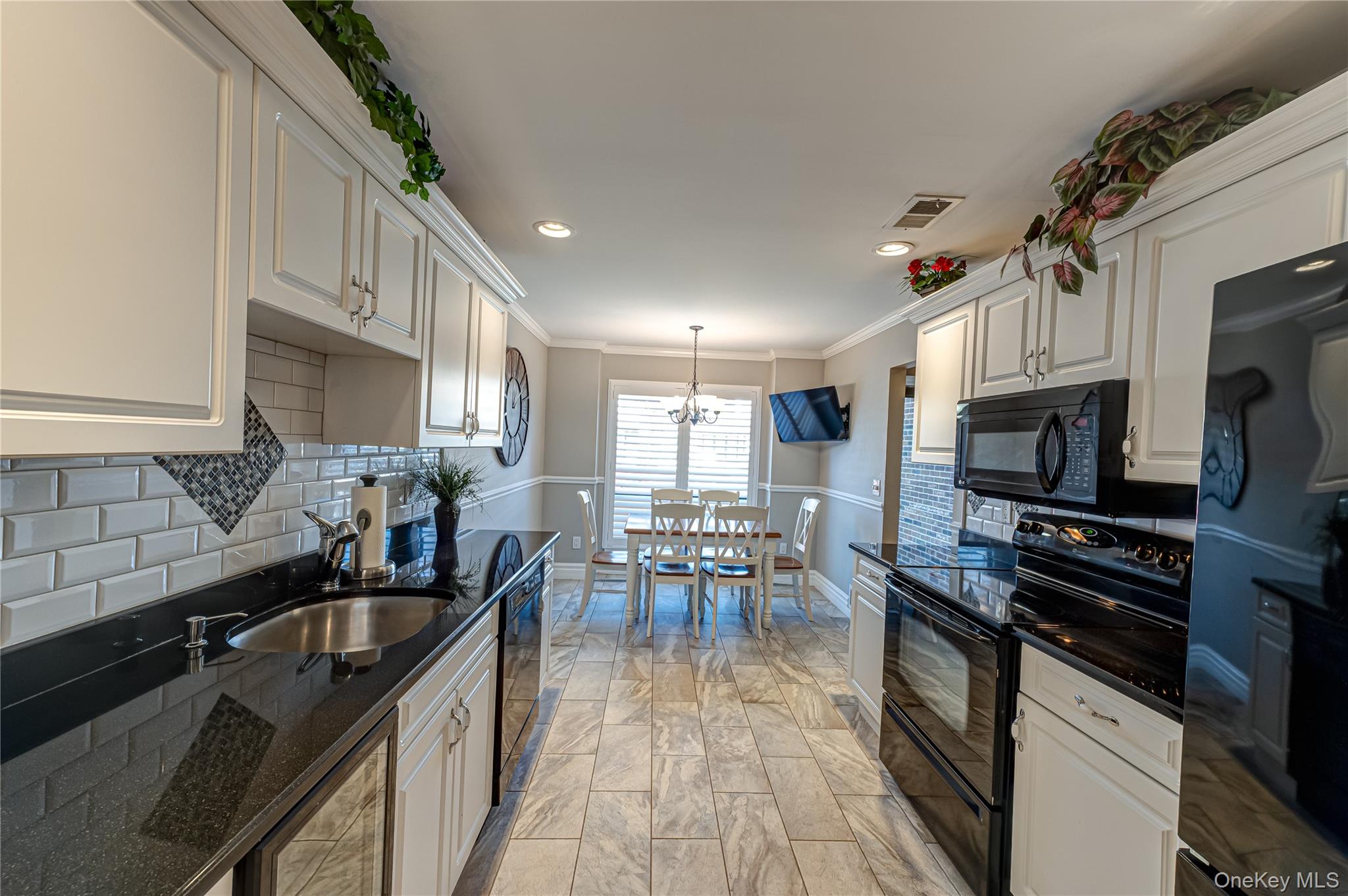 240 Pond View Lane, Smithtown, NY 11787