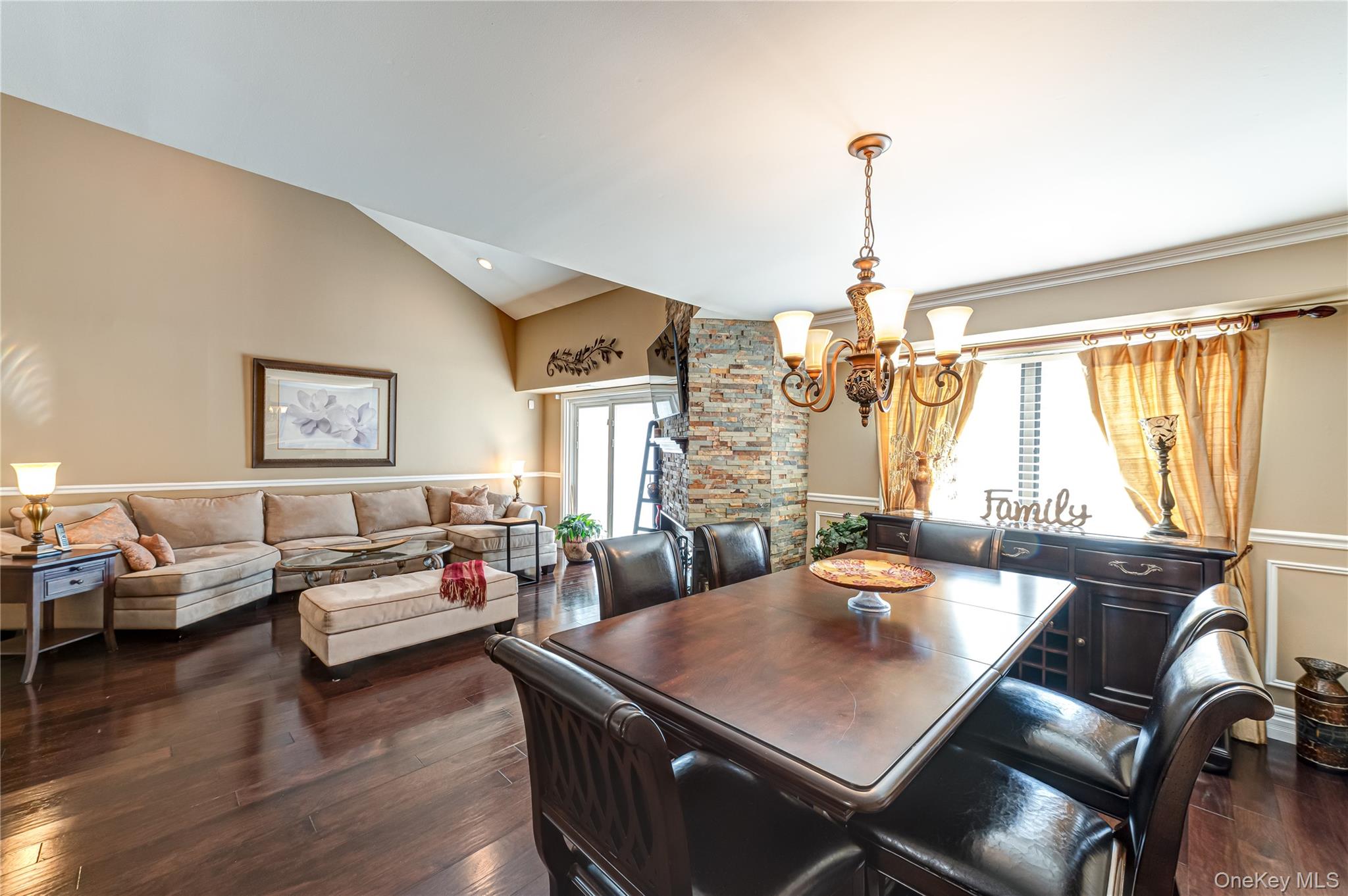 240 Pond View Lane, Smithtown, NY 11787