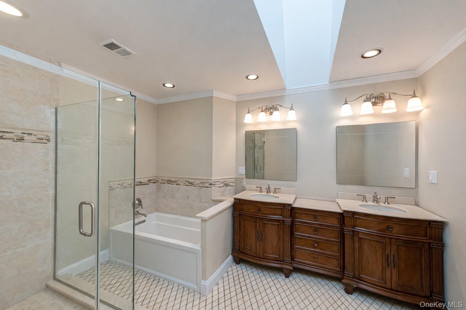 240 Pond View Lane, Smithtown, NY 11787