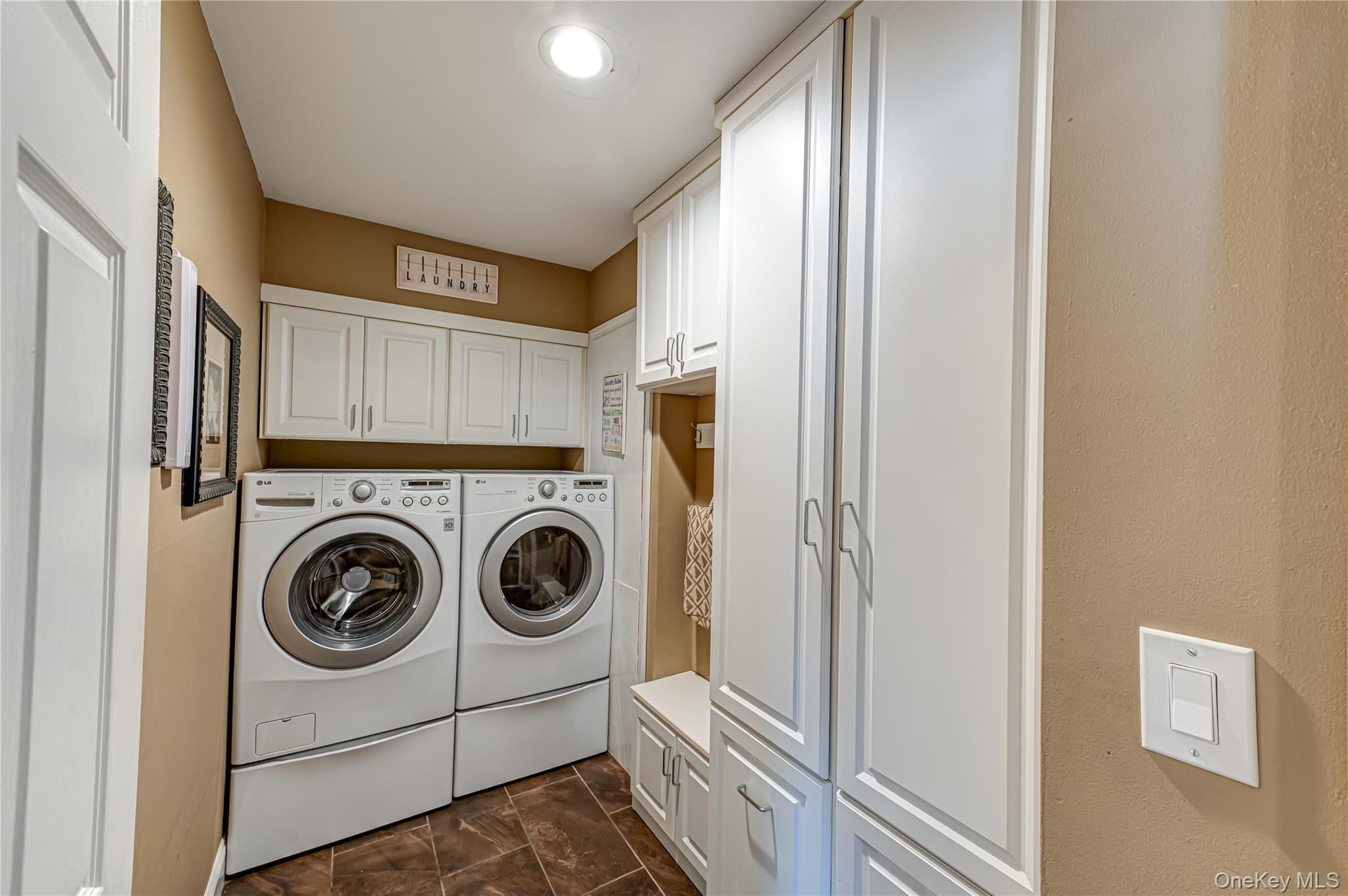 240 Pond View Lane, Smithtown, NY 11787