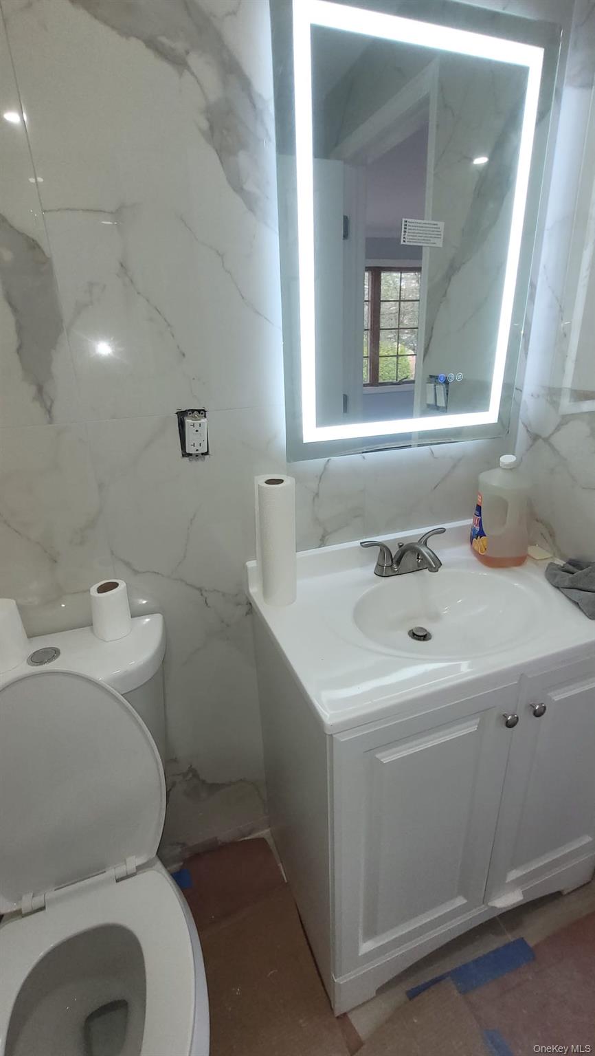 8 Dee Place, Huntington Station, NY 11746