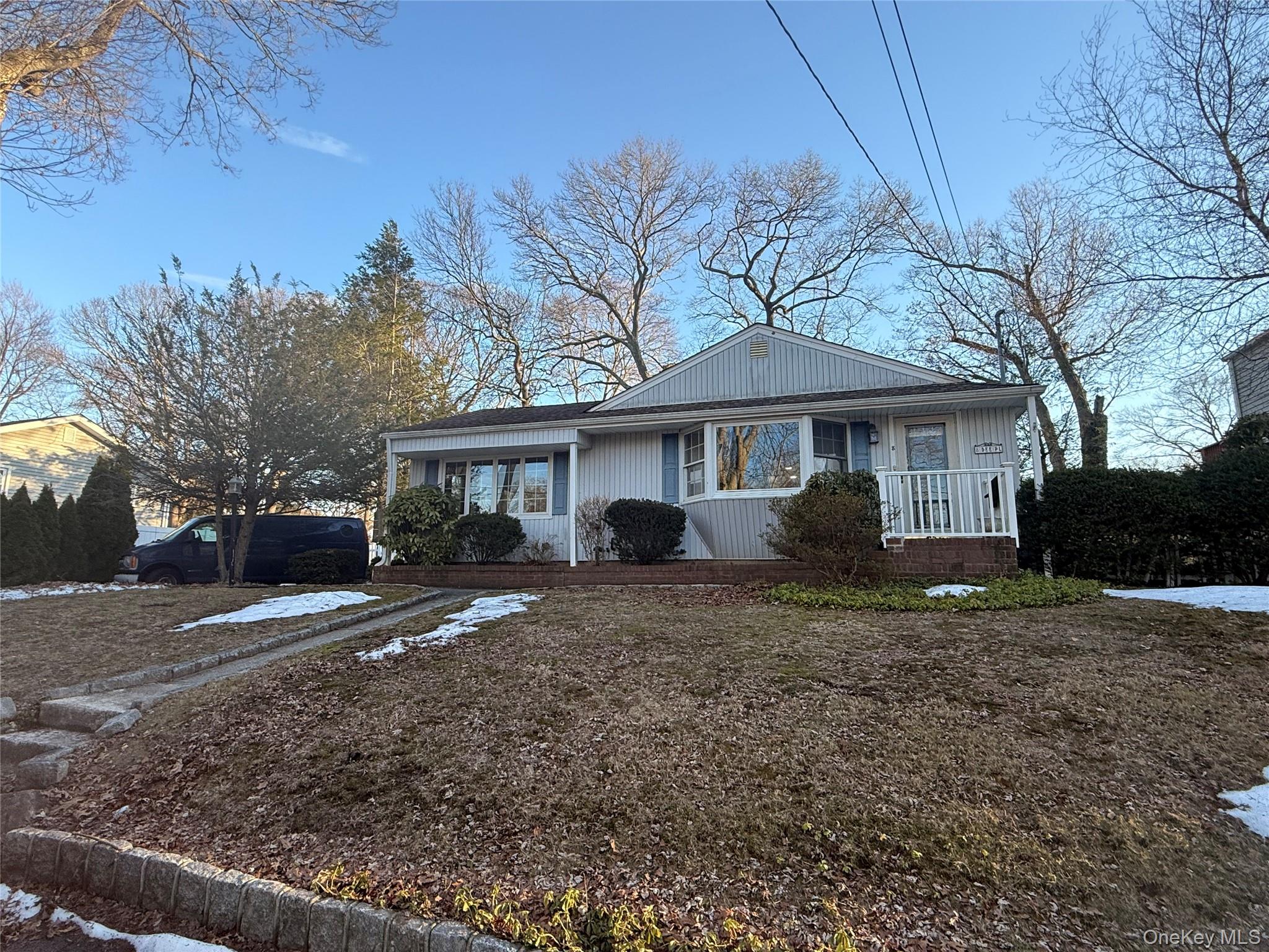 8 Dee Place, Huntington Station, NY 11746