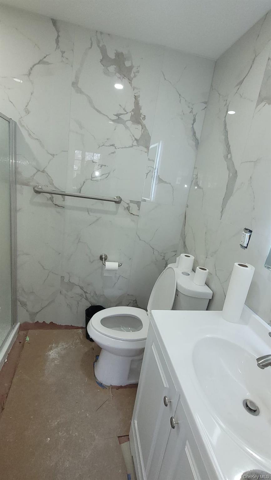 8 Dee Place, Huntington Station, NY 11746