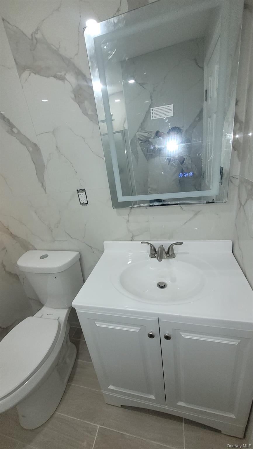 8 Dee Place, Huntington Station, NY 11746