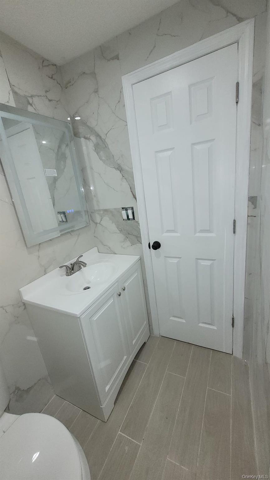 8 Dee Place, Huntington Station, NY 11746