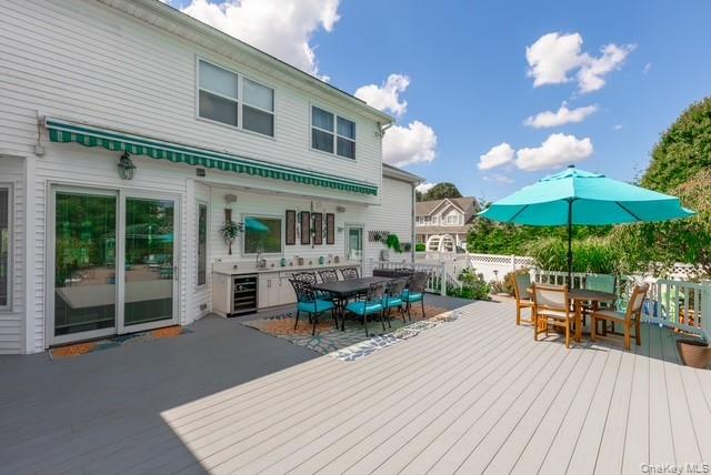 1 Laurel Lane, Holtsville, NY 11742