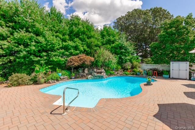 1 Laurel Lane, Holtsville, NY 11742