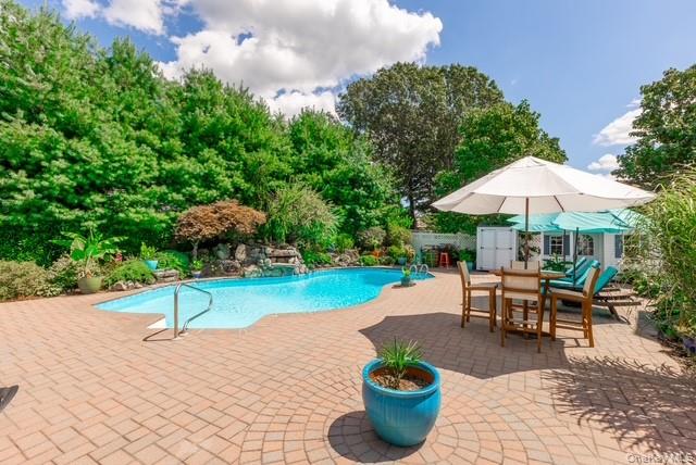 1 Laurel Lane, Holtsville, NY 11742