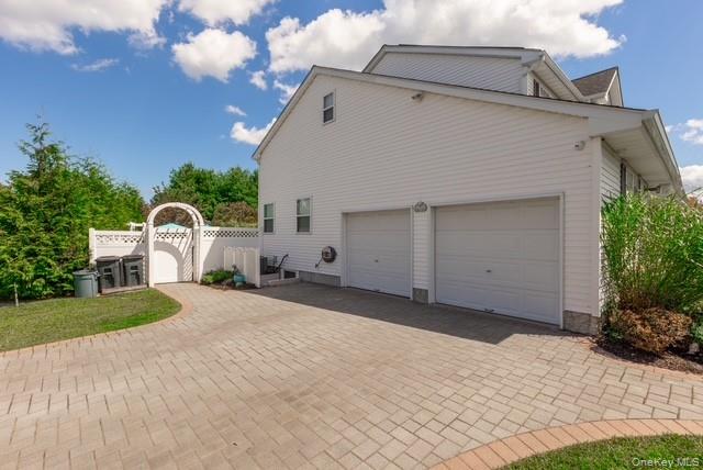 1 Laurel Lane, Holtsville, NY 11742