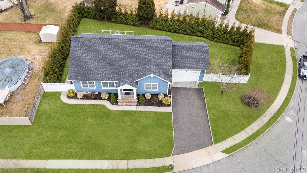 66 Arch Drive, Holbrook, NY 11741