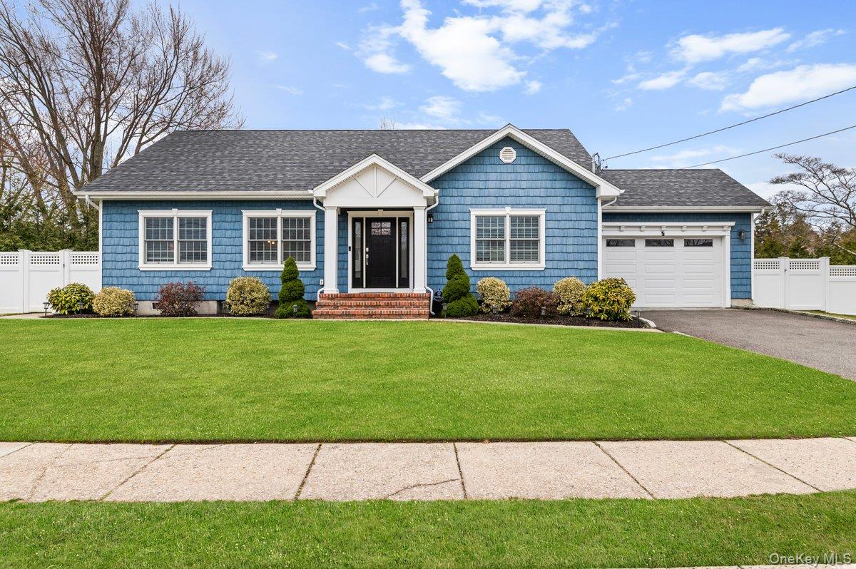 66 Arch Drive, Holbrook, NY 11741