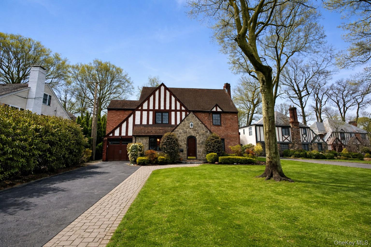 106 Thayer Road, Manhasset, NY 11030
