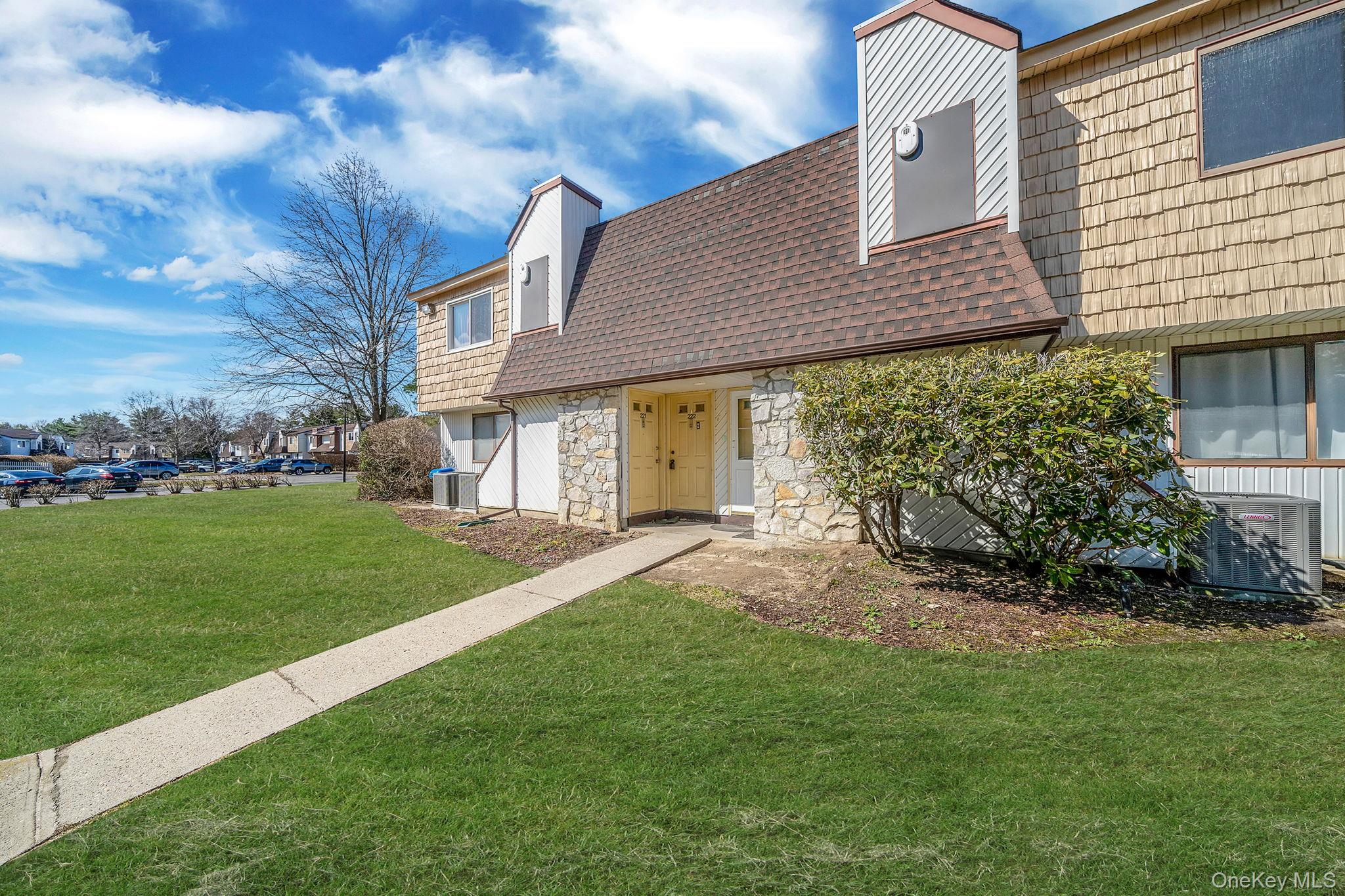 222 Pointe Circle N # 2, Coram, NY 11727