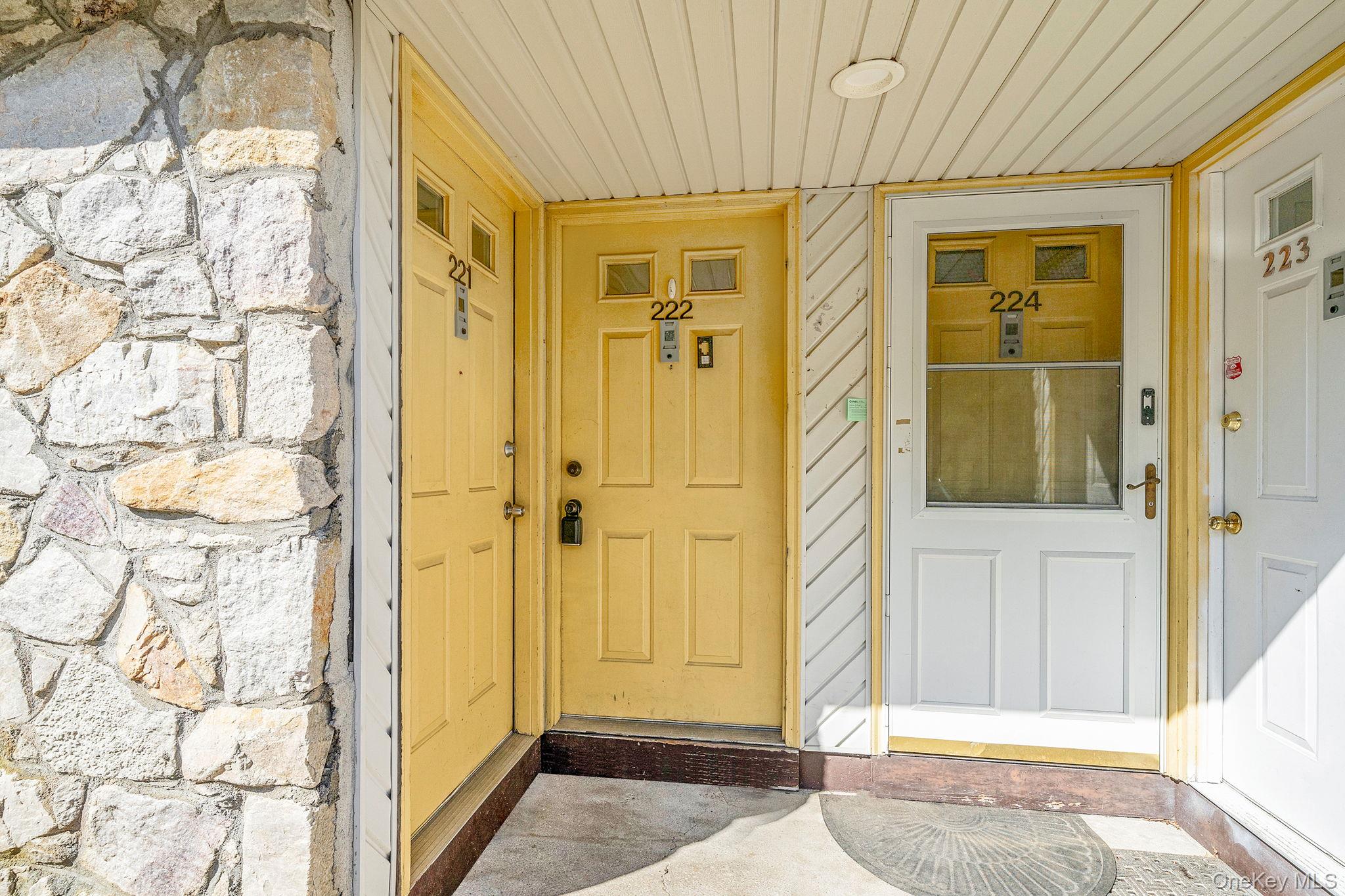 222 Pointe Circle N # 2, Coram, NY 11727