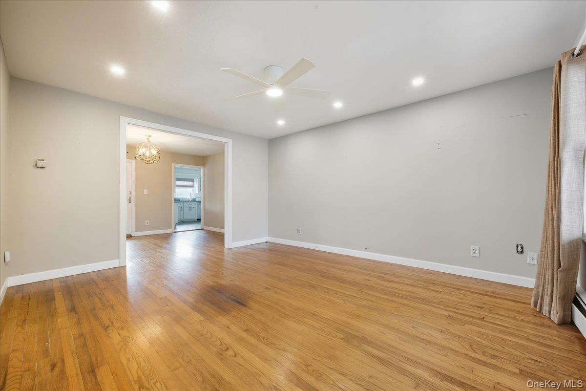 215 W Granada Avenue, Lindenhurst, NY 11757