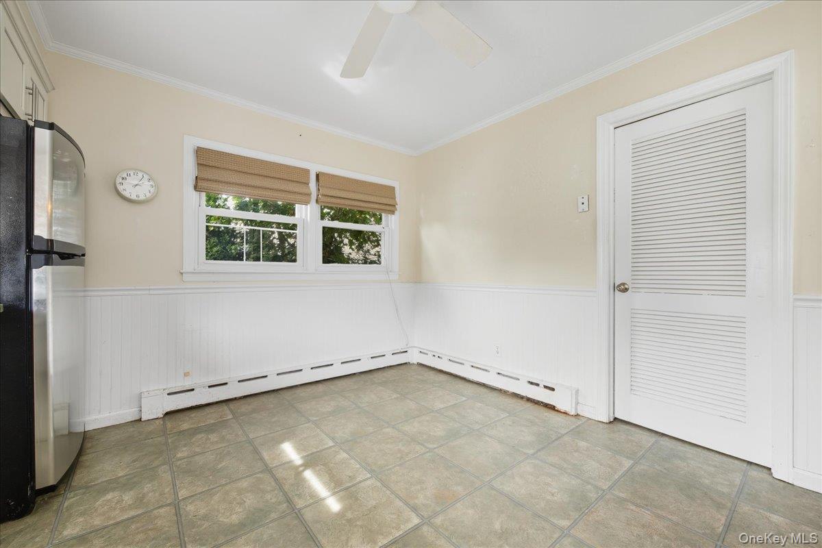 215 W Granada Avenue, Lindenhurst, NY 11757