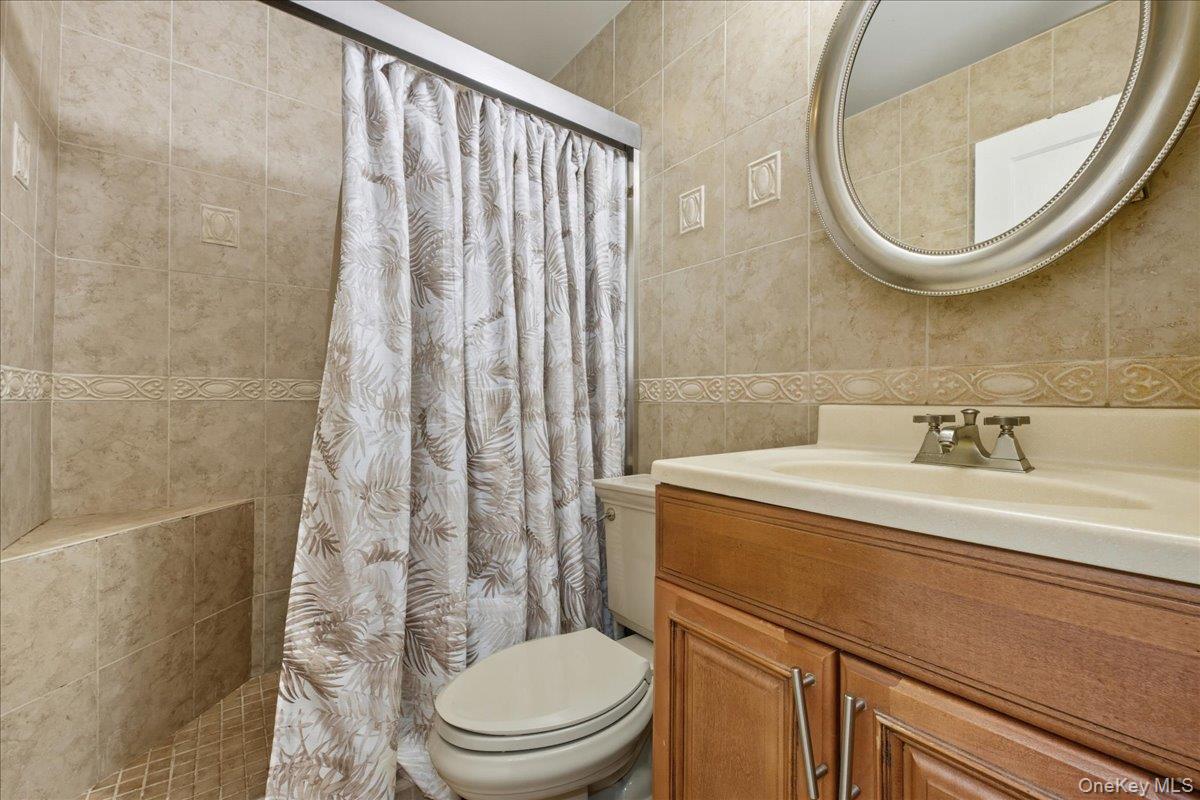 215 W Granada Avenue, Lindenhurst, NY 11757