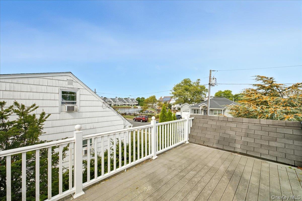 215 W Granada Avenue, Lindenhurst, NY 11757