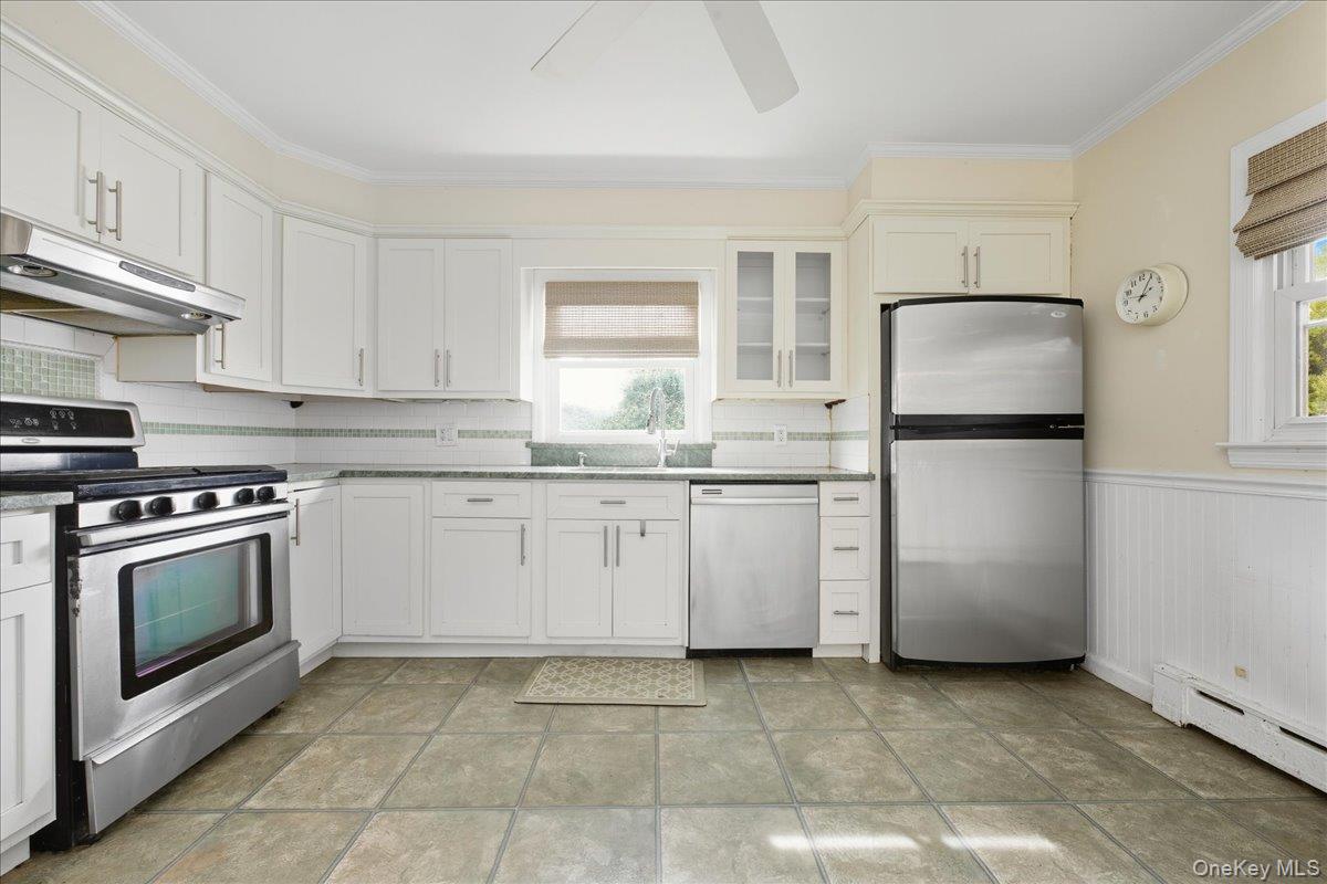 215 W Granada Avenue, Lindenhurst, NY 11757