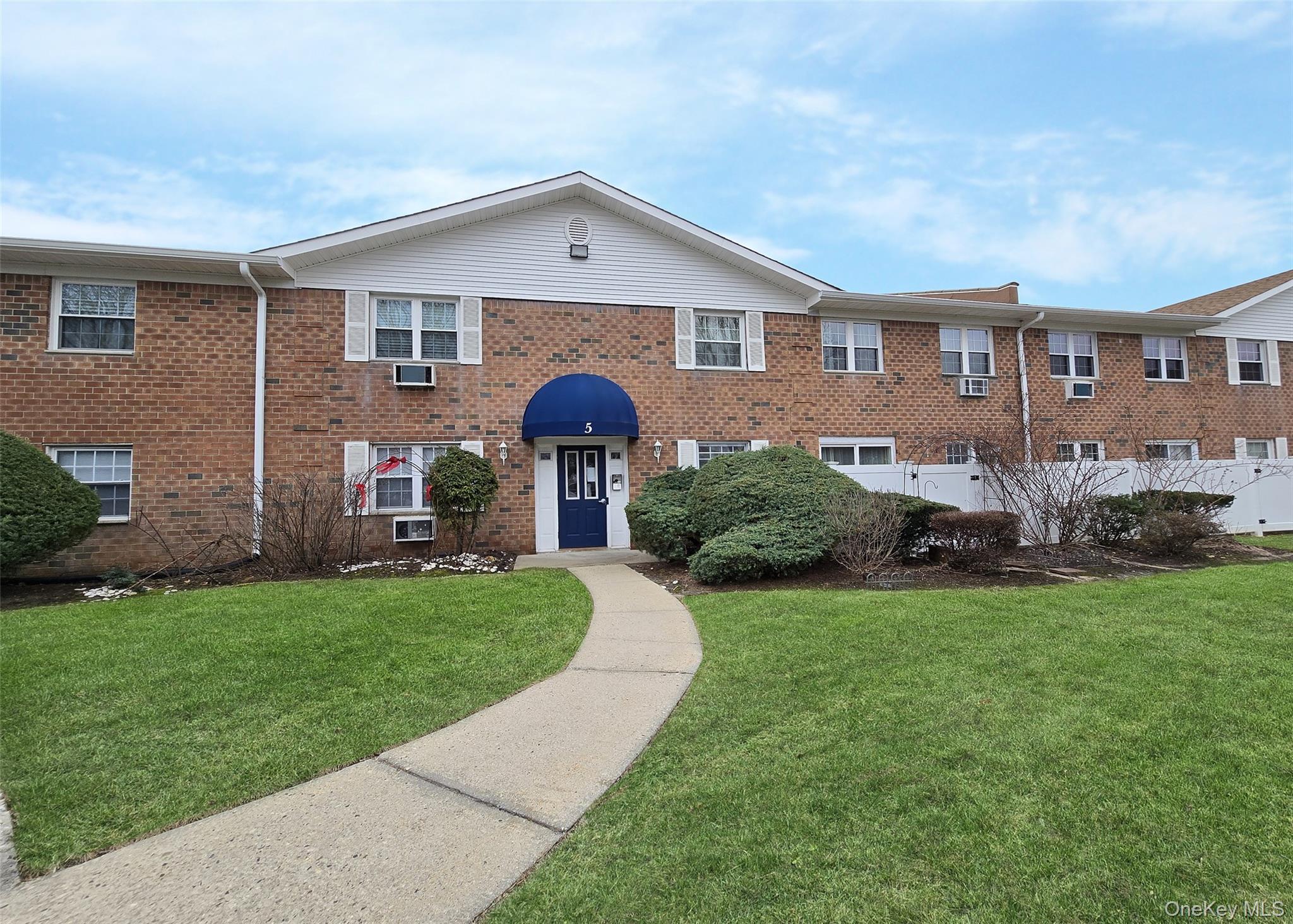 460 Old Town Road # 5B, Port Jefferson Station, NY 11772