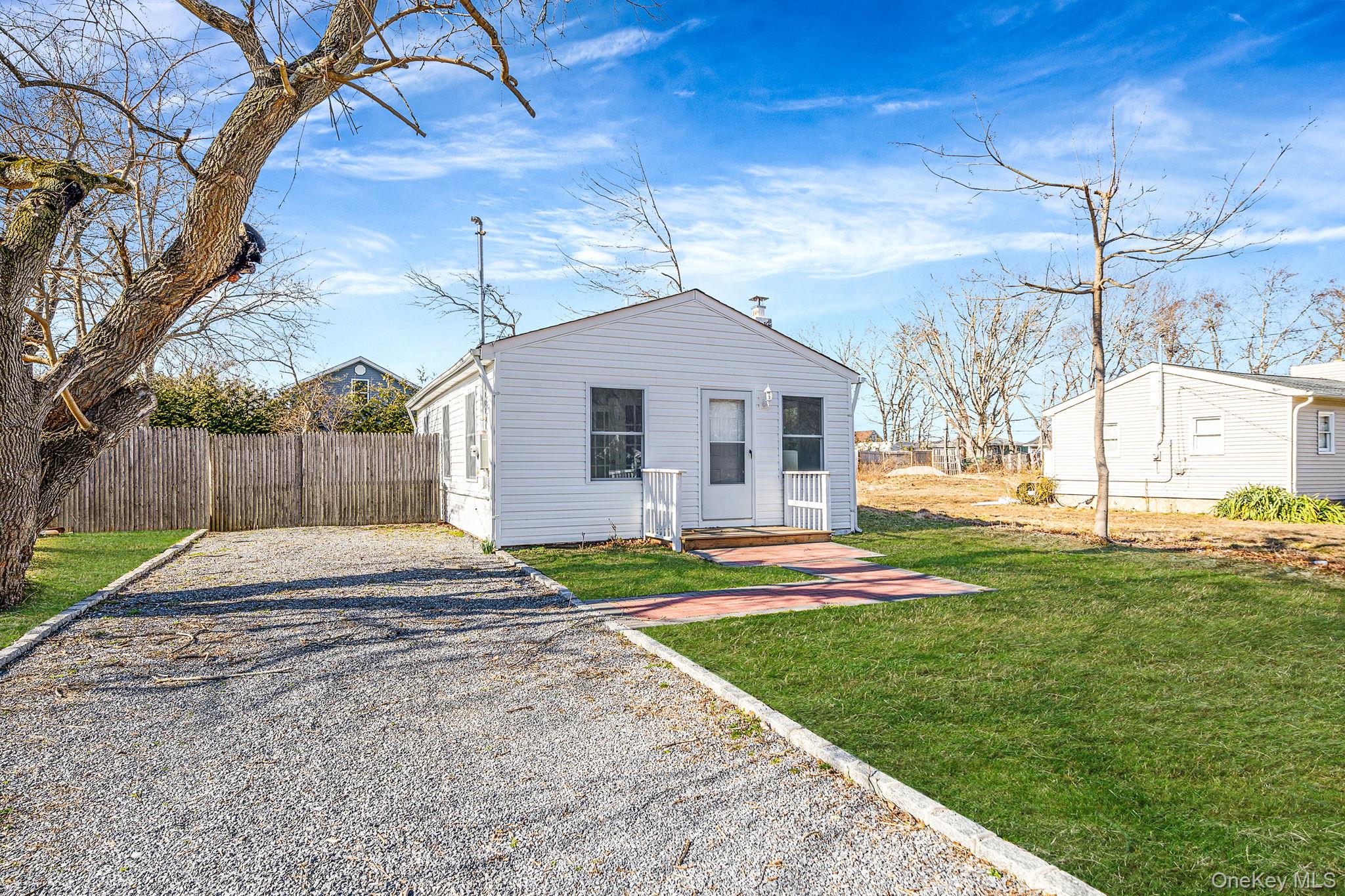 42 Oak Drive, Riverhead, NY 11901