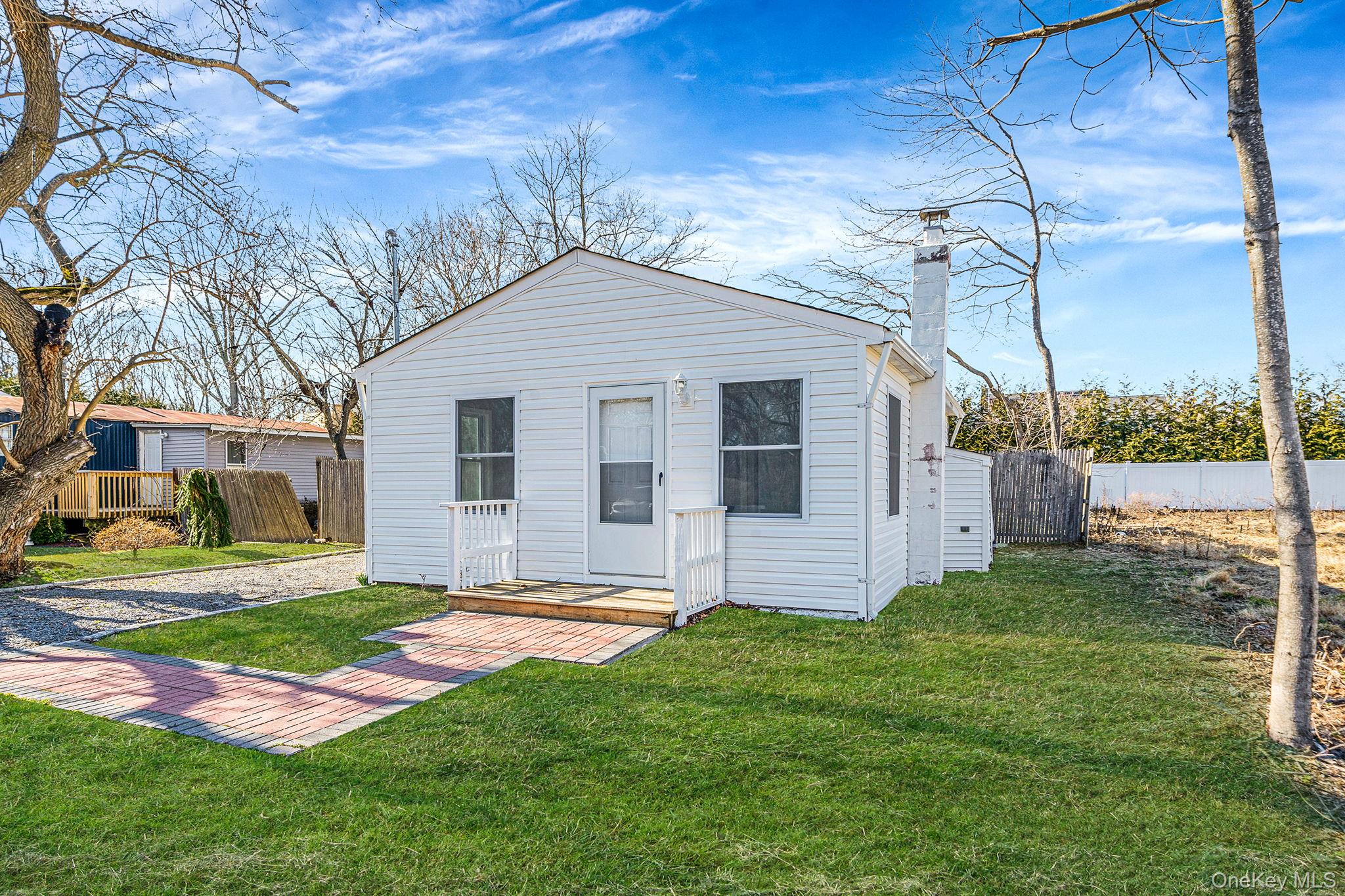 42 Oak Drive, Riverhead, NY 11901