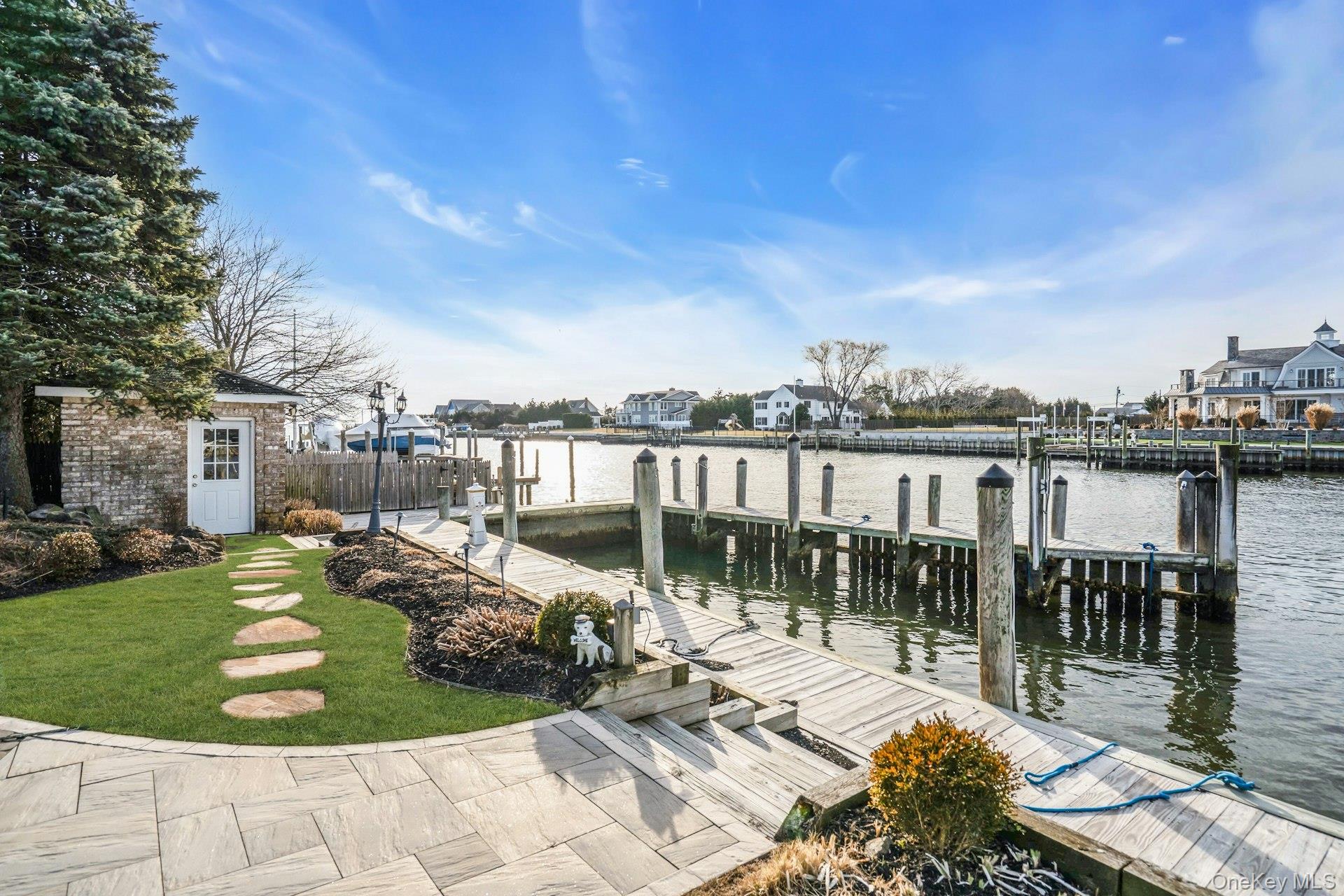 10 Beech Road, Islip, NY 11751