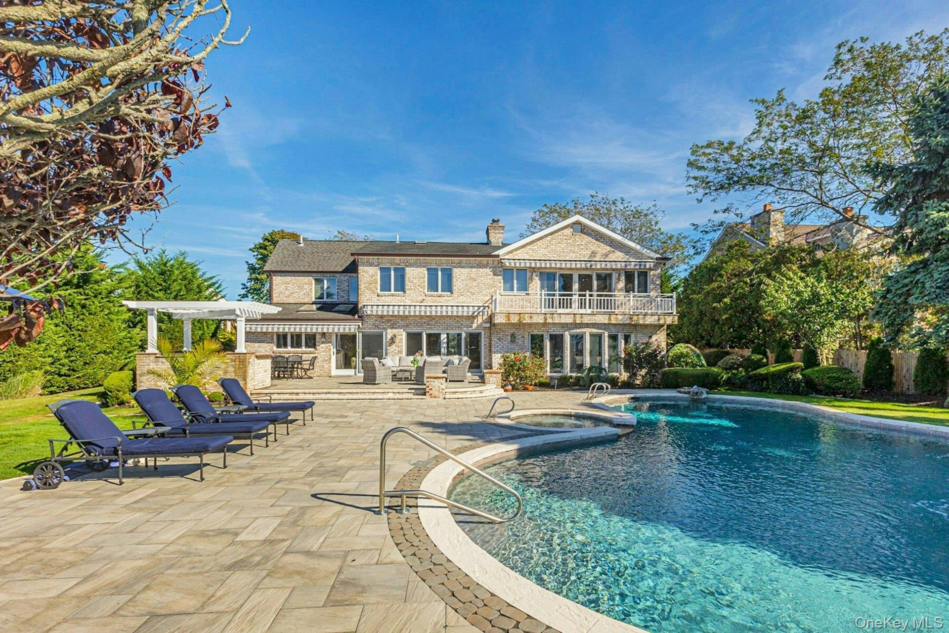 10 Beech Road, Islip, NY 11751