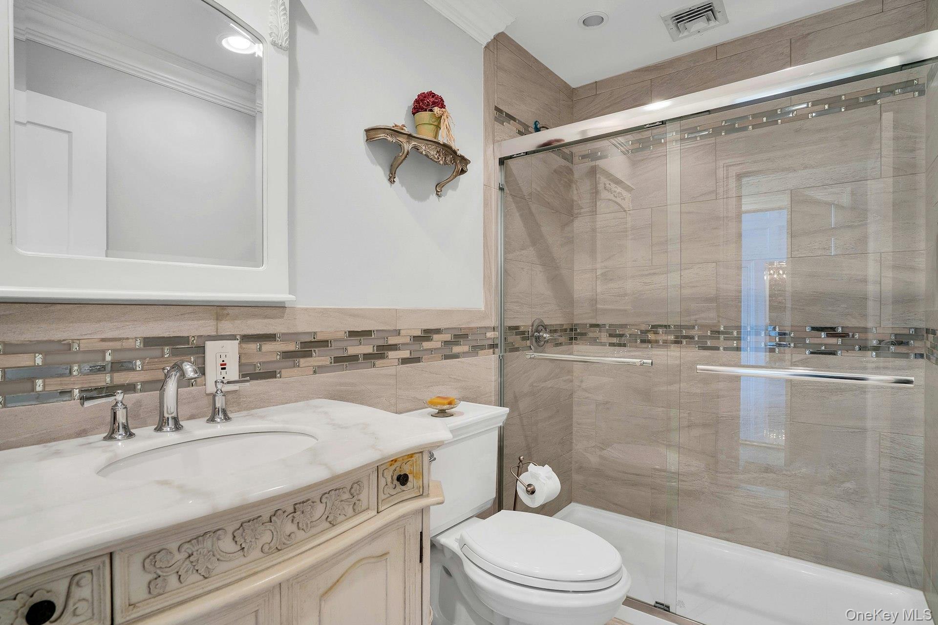 10 Beech Road, Islip, NY 11751