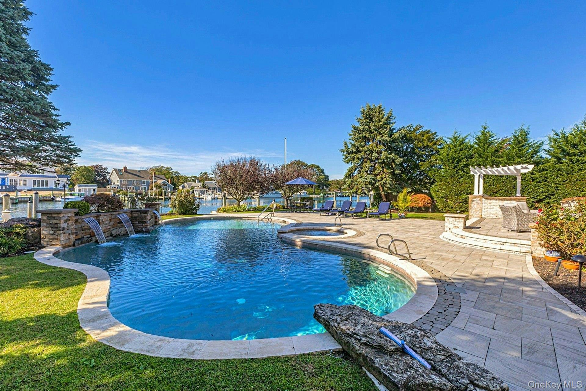 10 Beech Road, Islip, NY 11751