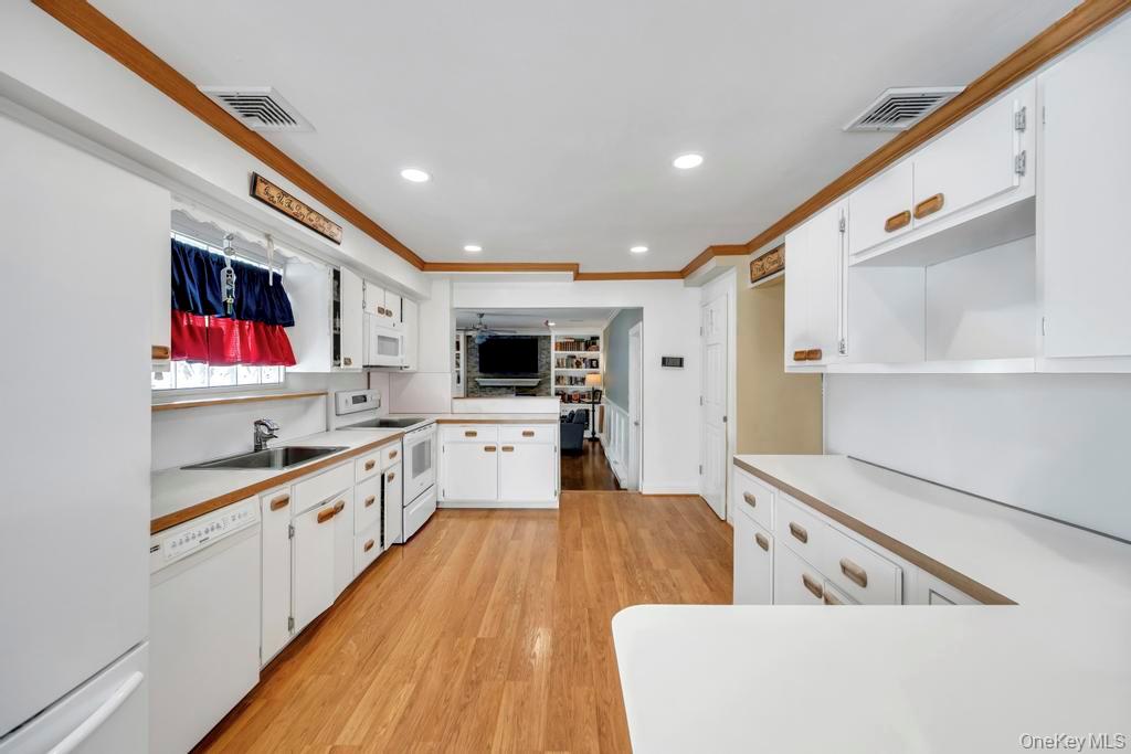 30 County Line Road, Farmingdale, NY 11735