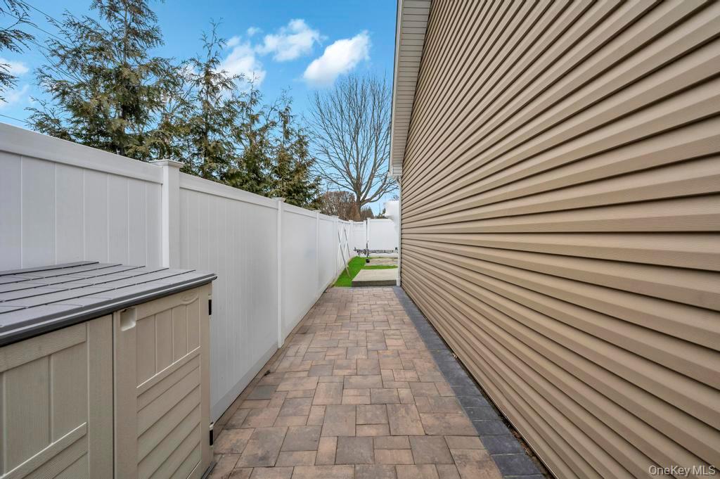 5 Kittiwake Lane, Babylon, NY 11702