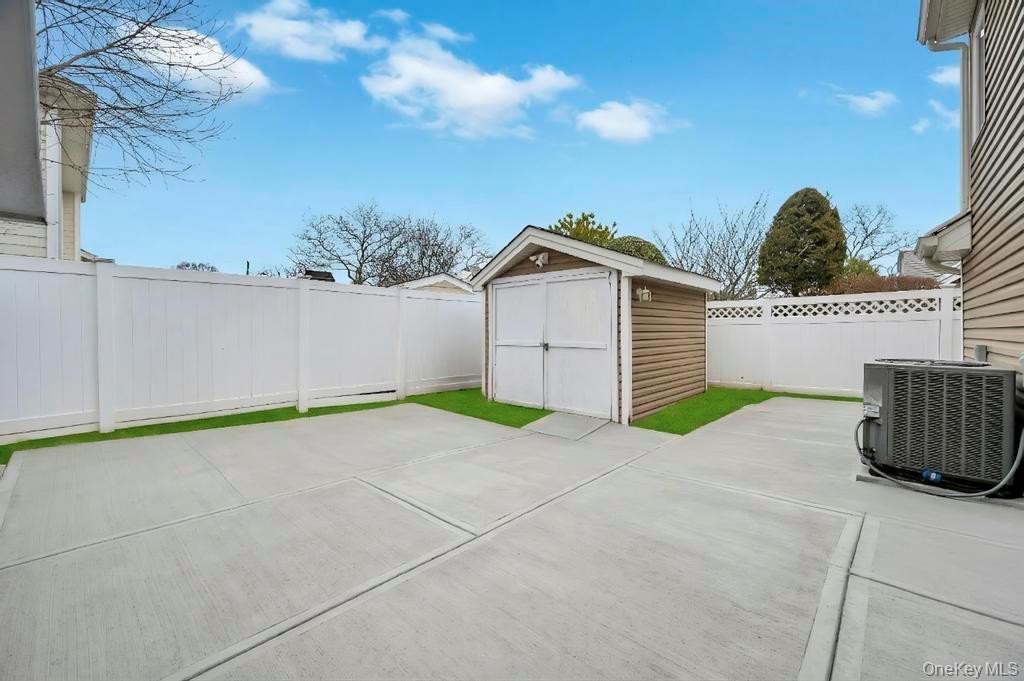 5 Kittiwake Lane, Babylon, NY 11702