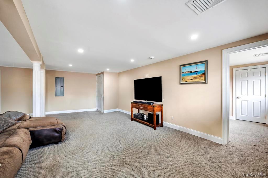 5 Kittiwake Lane, Babylon, NY 11702