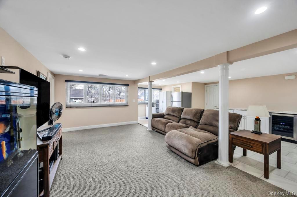 5 Kittiwake Lane, Babylon, NY 11702