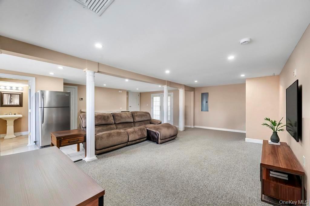 5 Kittiwake Lane, Babylon, NY 11702