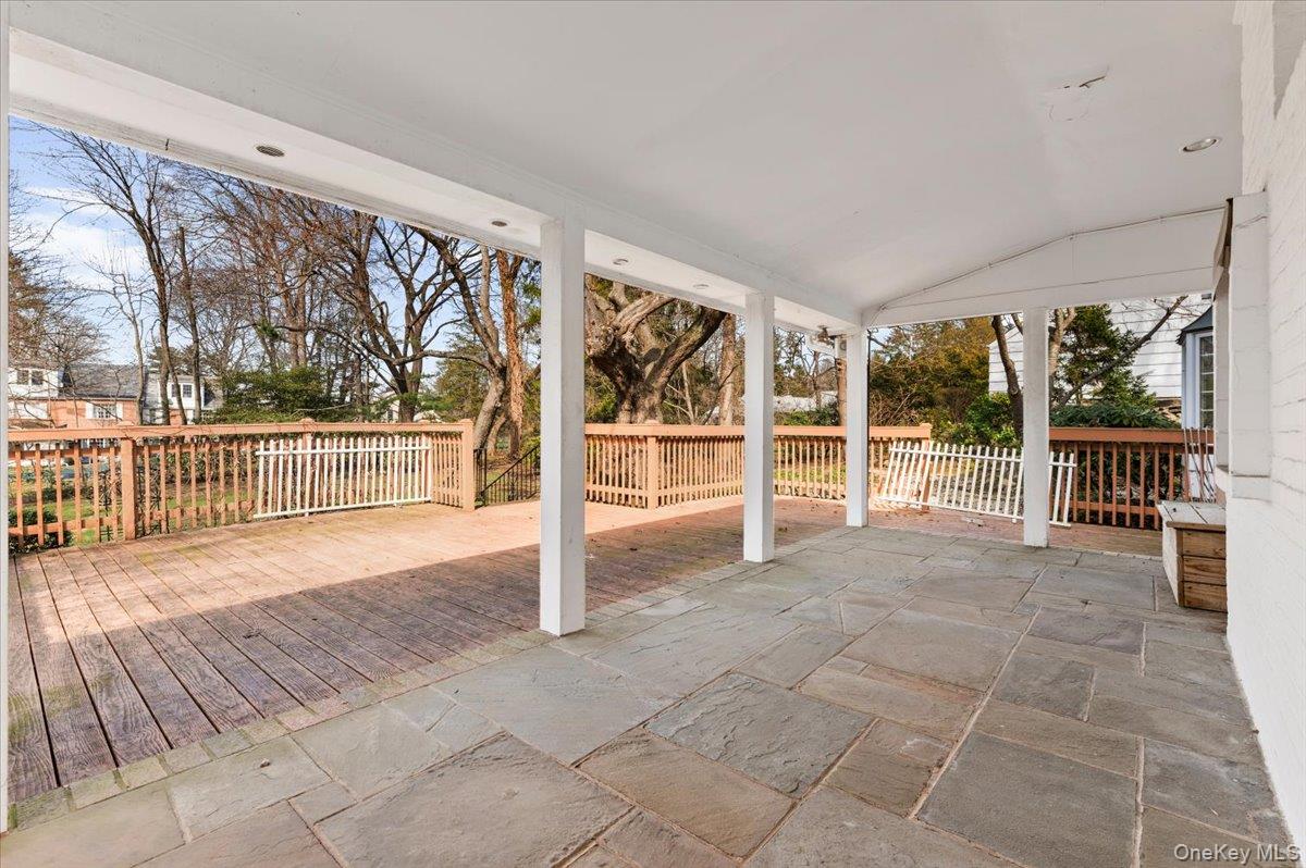 2 Hickory Hill, Roslyn Estates, NY 11576