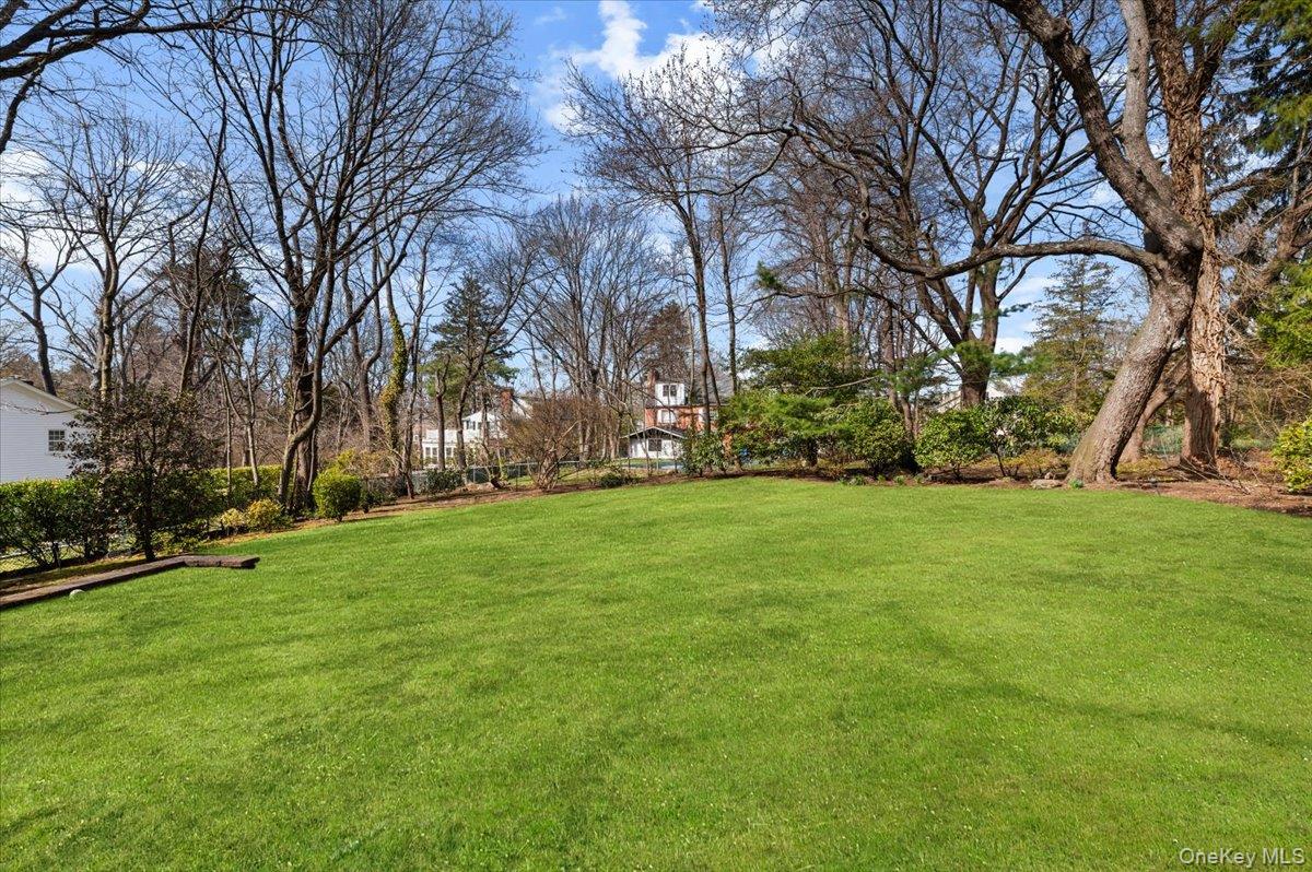 2 Hickory Hill, Roslyn Estates, NY 11576