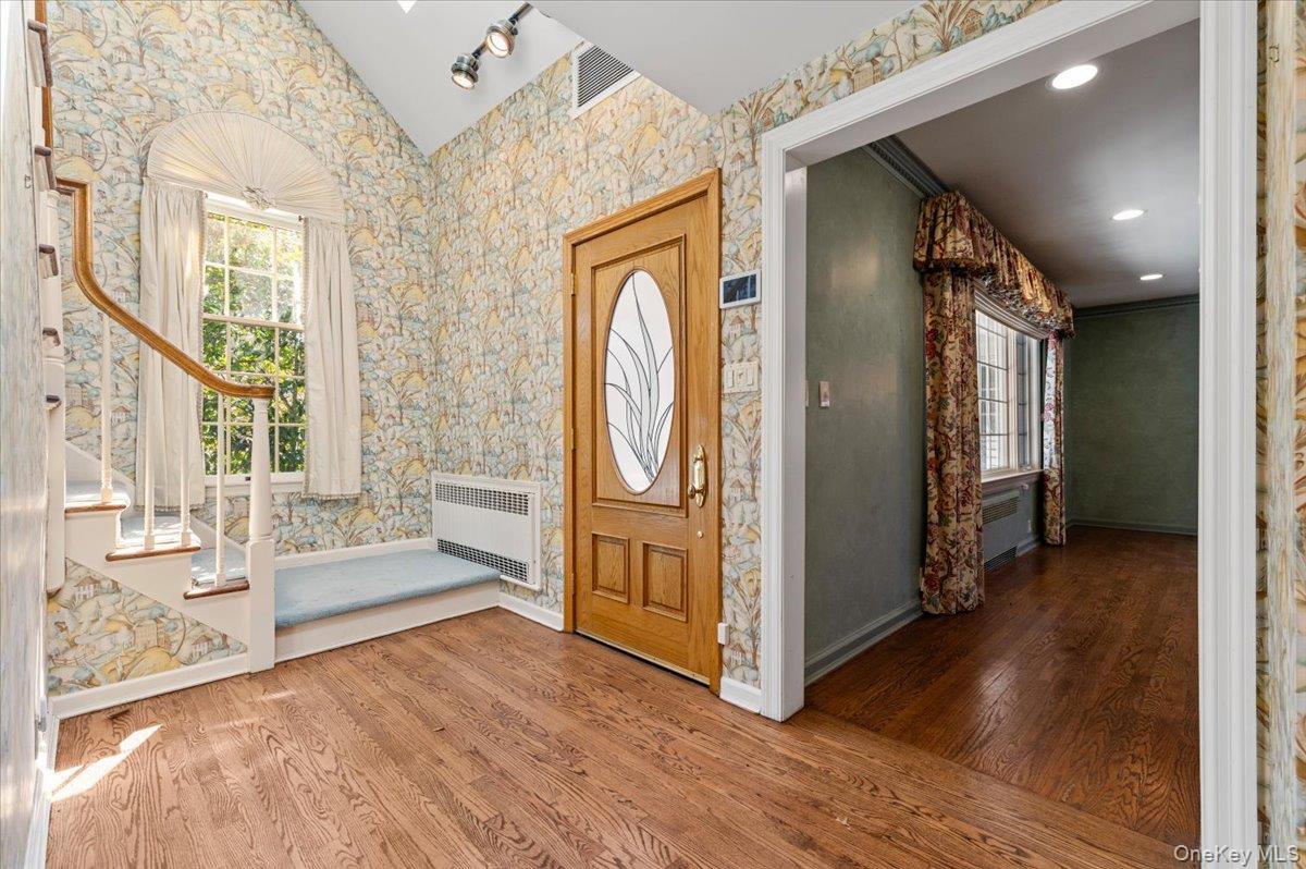 2 Hickory Hill, Roslyn Estates, NY 11576