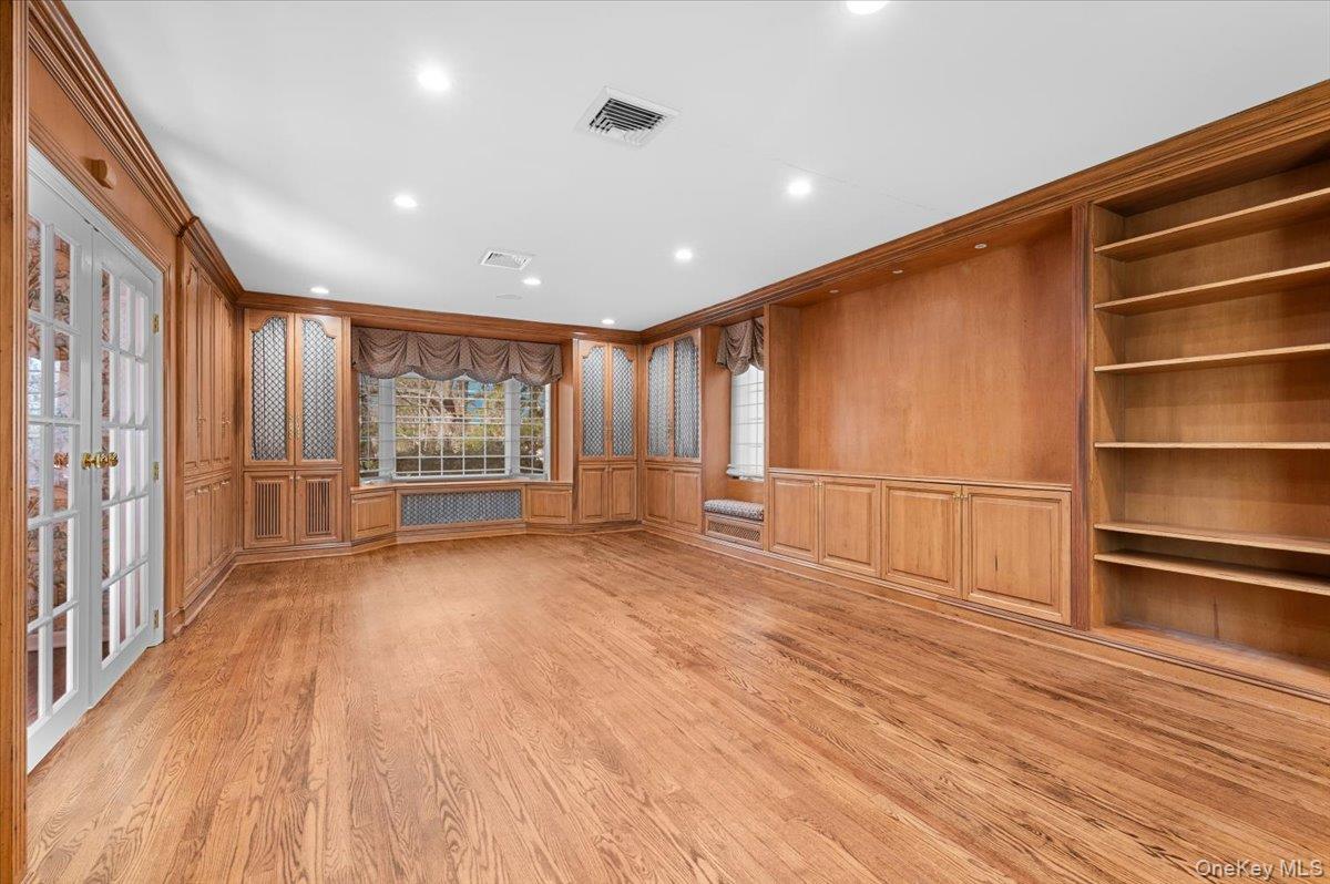 2 Hickory Hill, Roslyn Estates, NY 11576