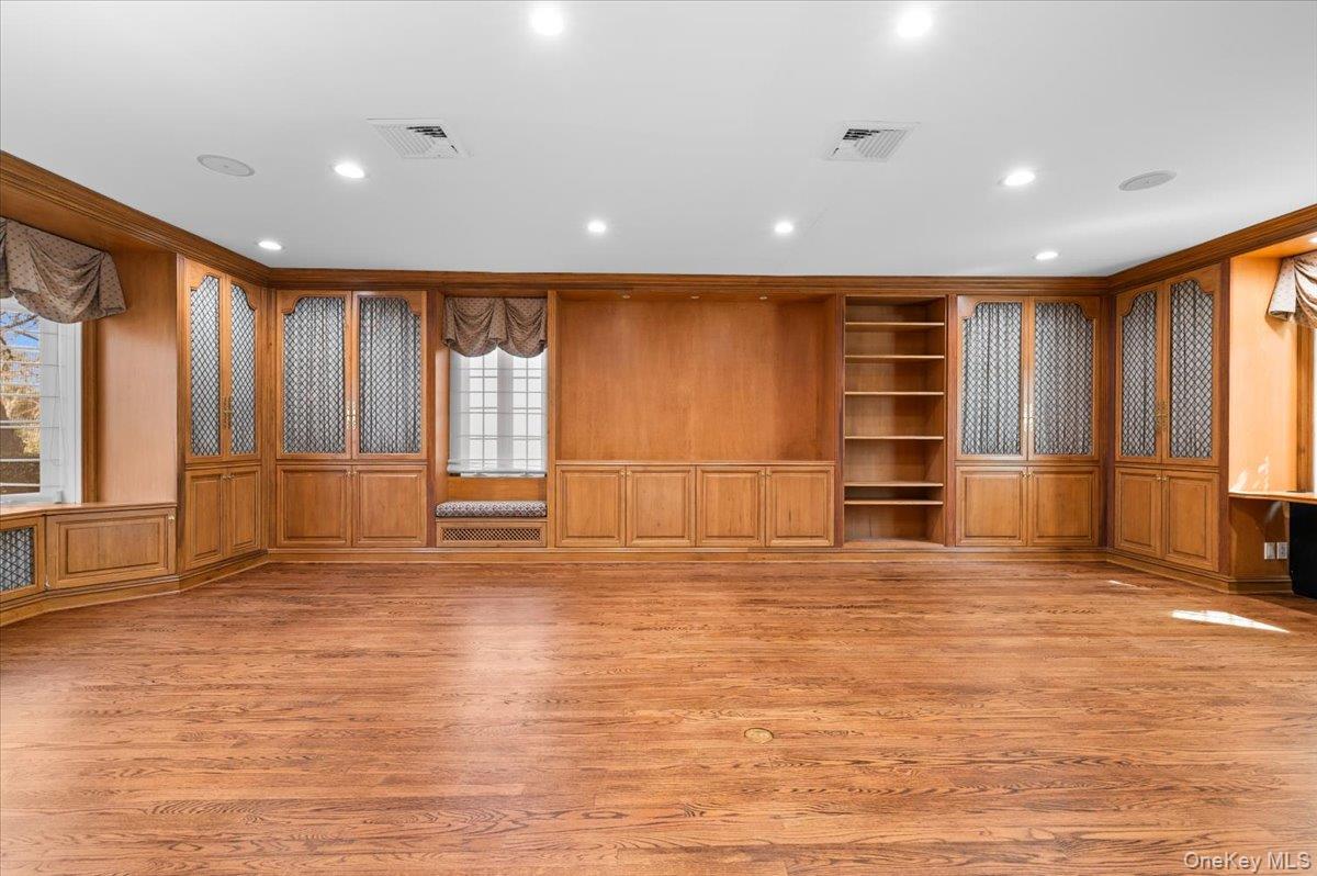 2 Hickory Hill, Roslyn Estates, NY 11576