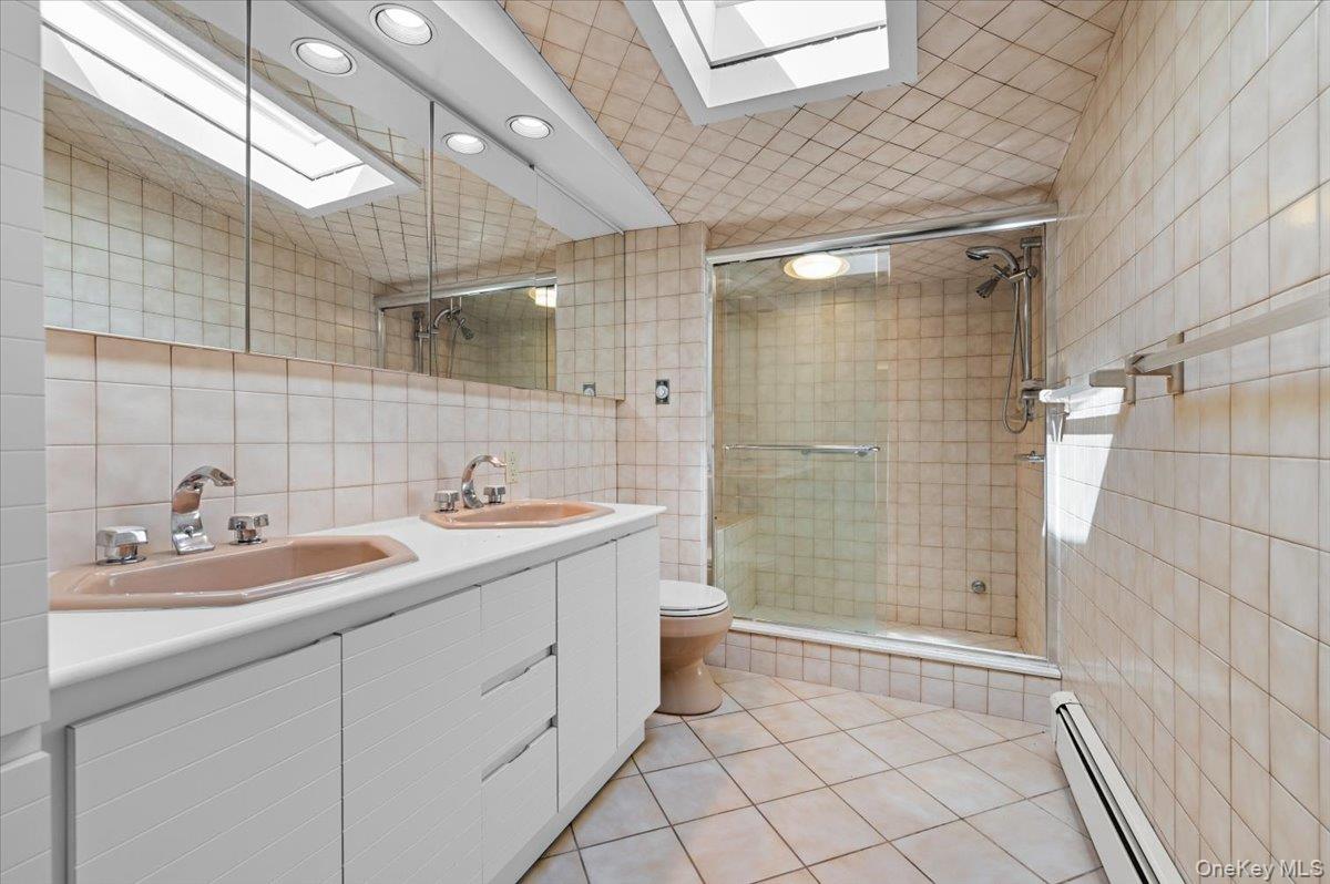 2 Hickory Hill, Roslyn Estates, NY 11576