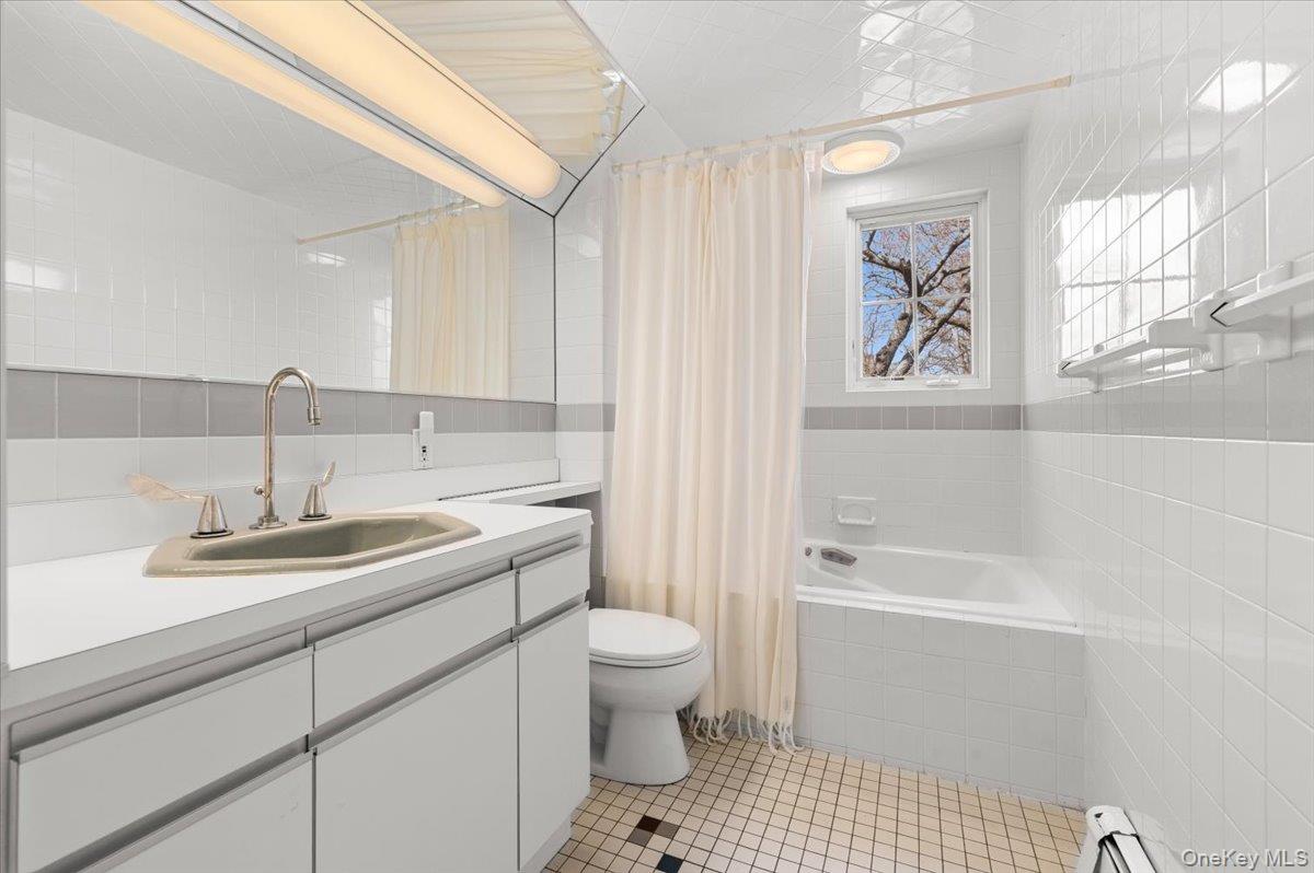 2 Hickory Hill, Roslyn Estates, NY 11576