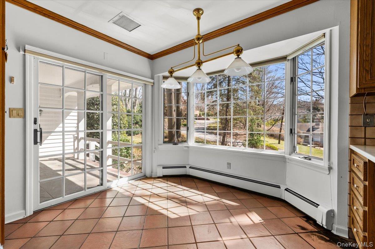 2 Hickory Hill, Roslyn Estates, NY 11576