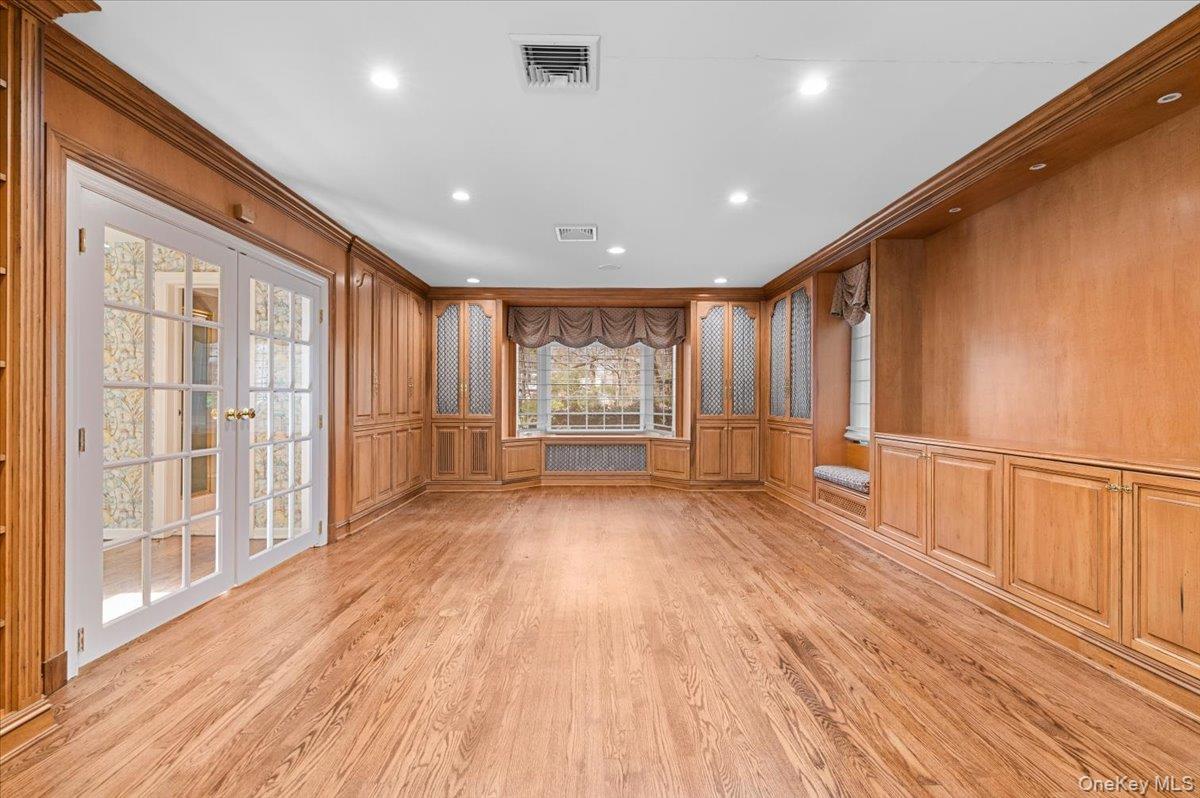 2 Hickory Hill, Roslyn Estates, NY 11576