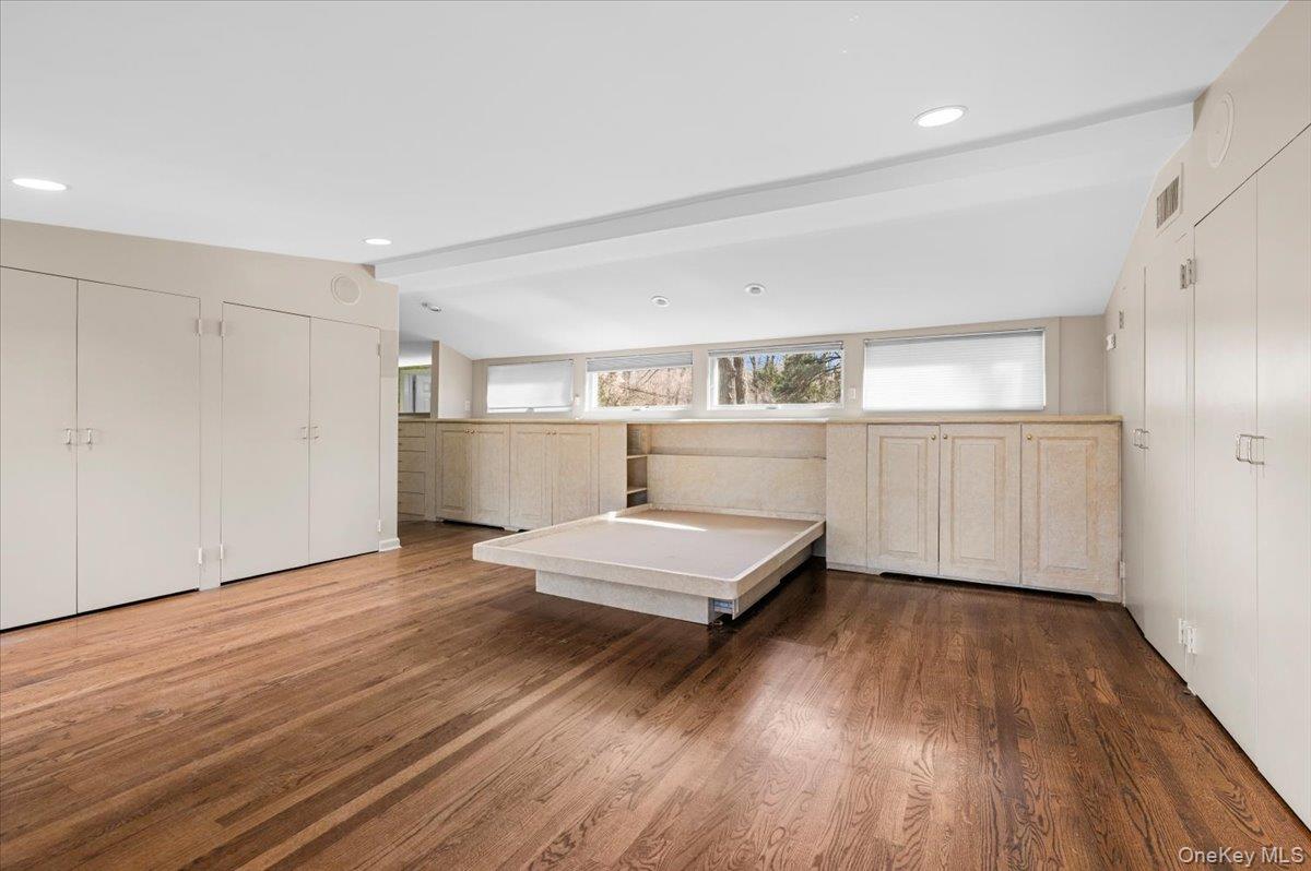 2 Hickory Hill, Roslyn Estates, NY 11576