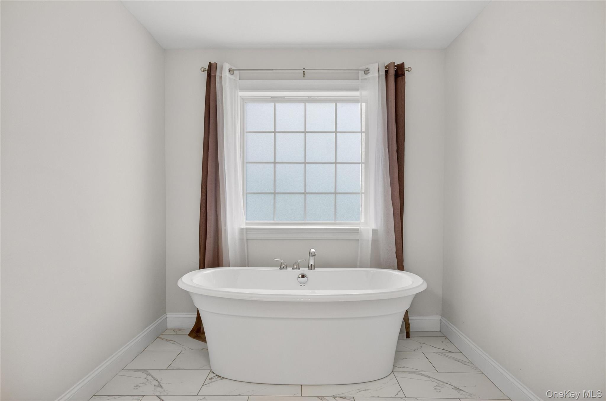 12 Kensington Lane, Poughkeepsie, NY 12603