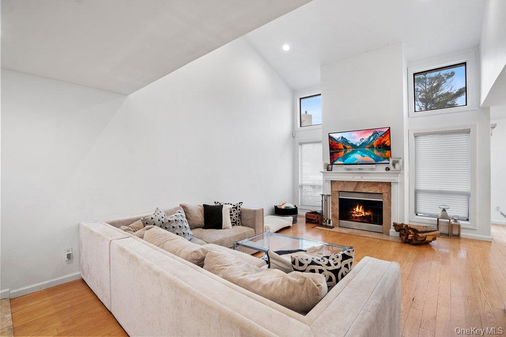 39 Chestnut Lane, Woodbury, NY 11797